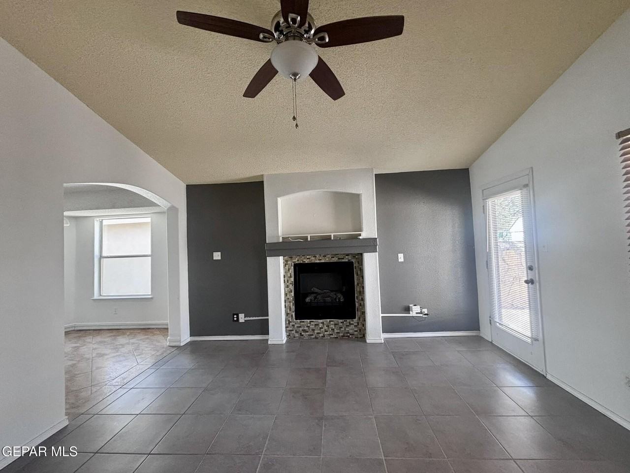 403 Wisconsin Ct - Photo 6 of 15