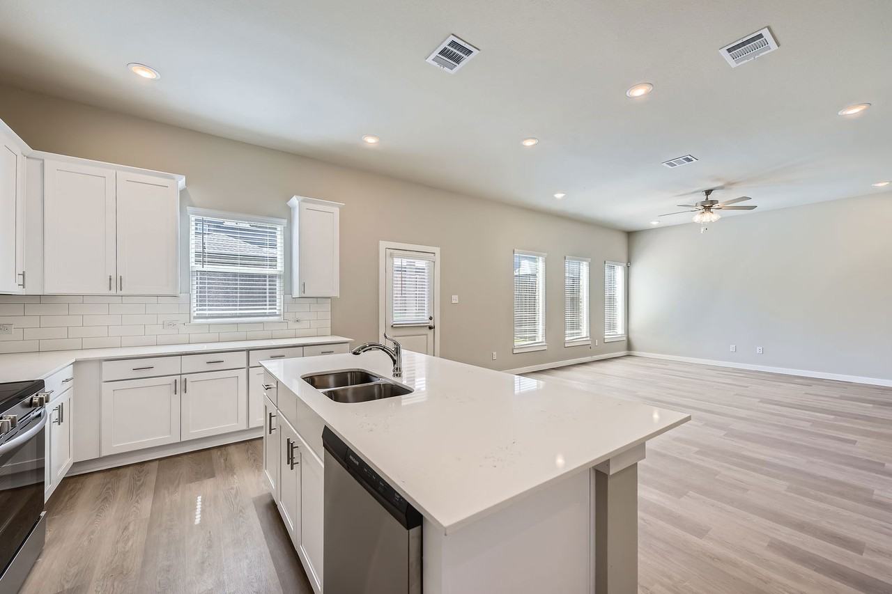 1033 Hudson Way #1112 - Photo 3 of 8