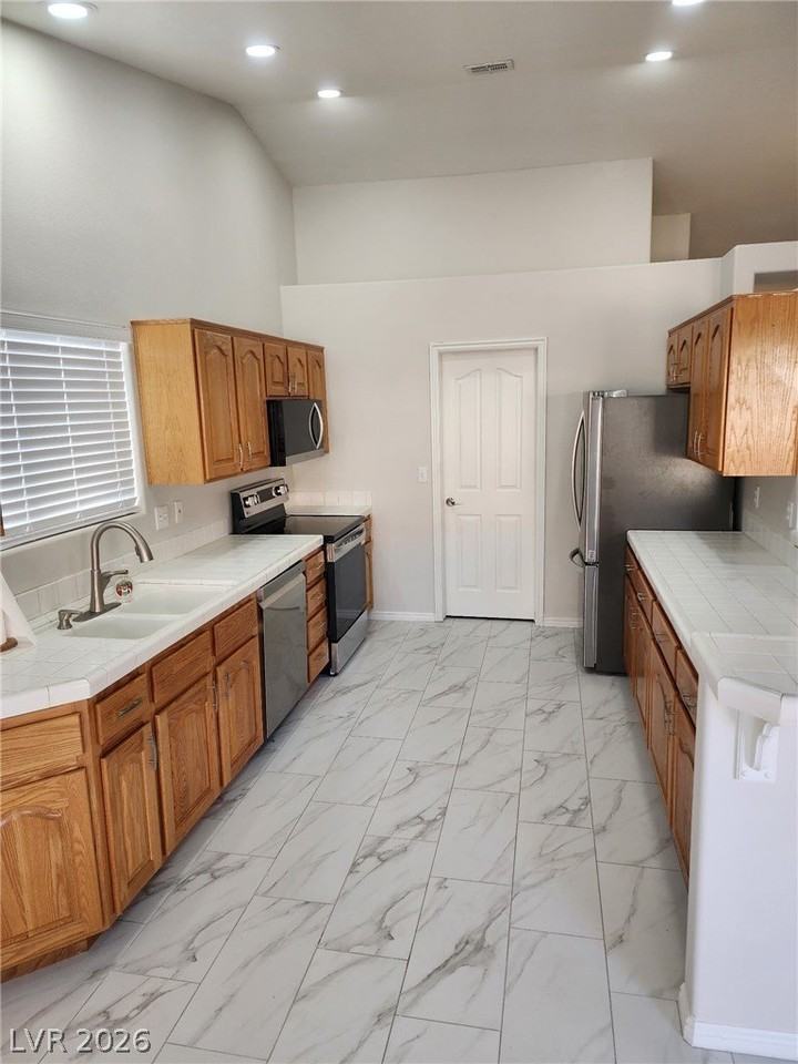 370 Concord Dr - Photo 3 of 11