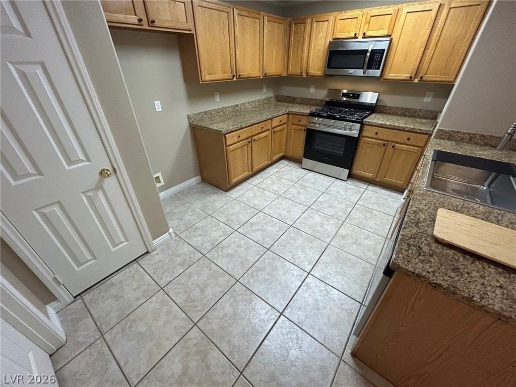 907 Majestic Oak St - Photo 4 of 35