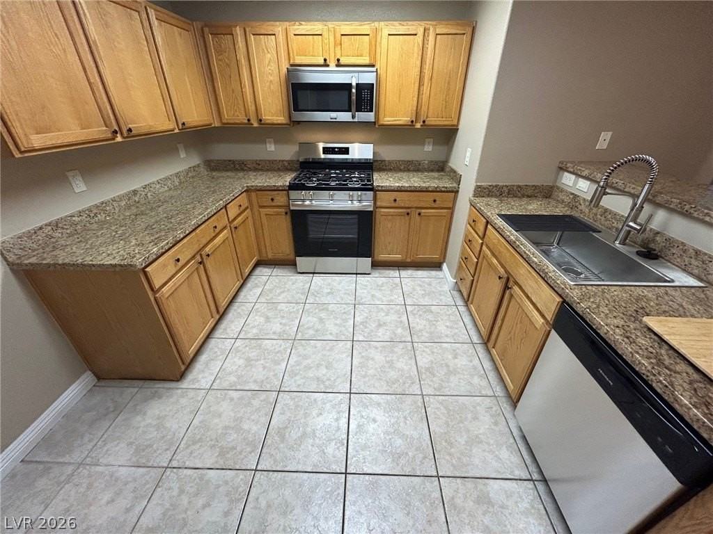 907 Majestic Oak St - Photo 5 of 35