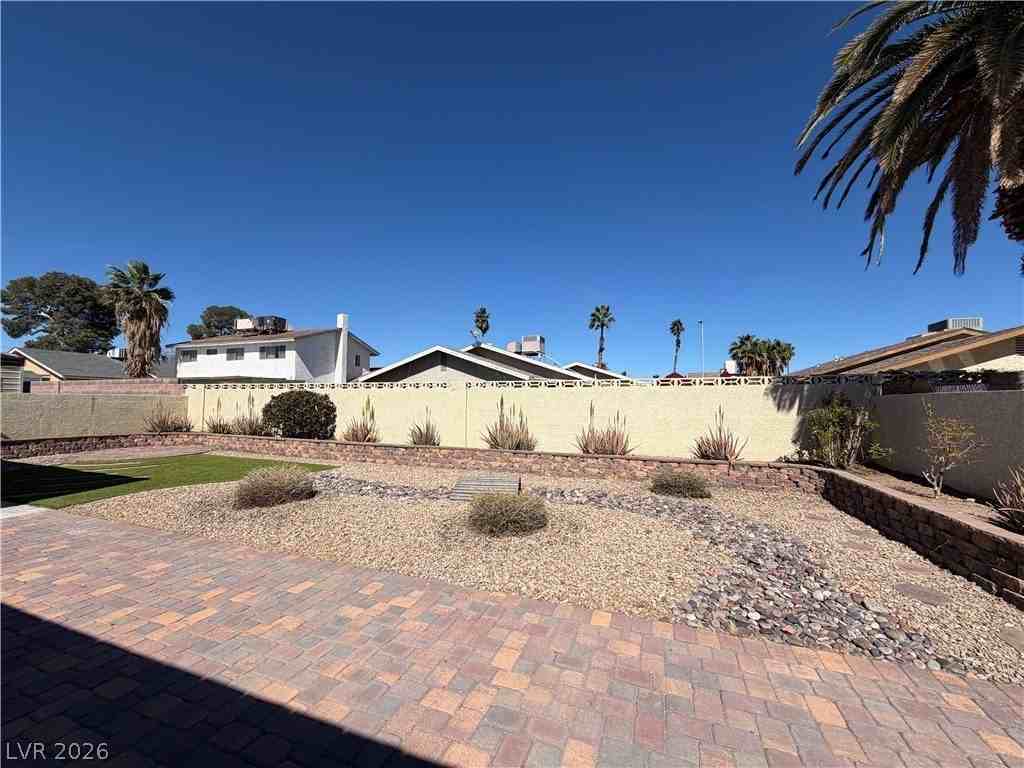 6822 Endora Dr - Photo 6 of 32