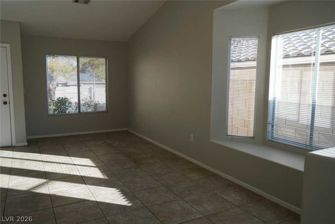 131 Newburg Ave - Photo 5 of 24