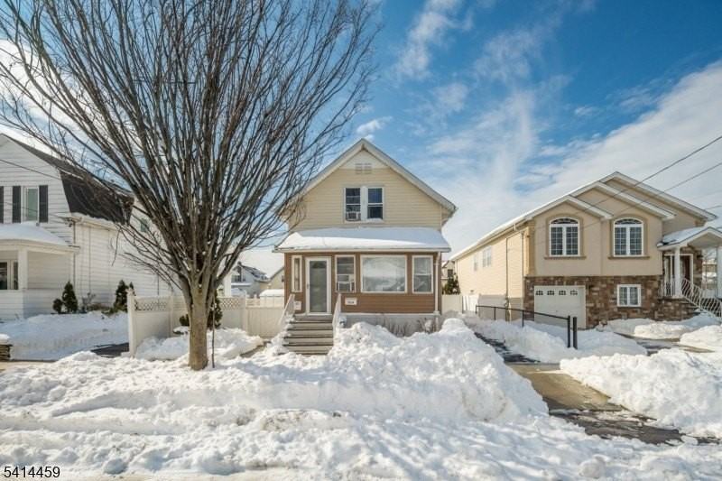 529 Ainsworth St - Photo 2 of 28