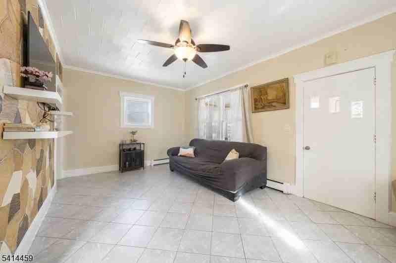 529 Ainsworth St - Photo 5 of 28