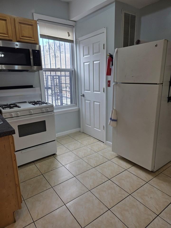 693 Bergen Ave #2 - Photo 4 of 9