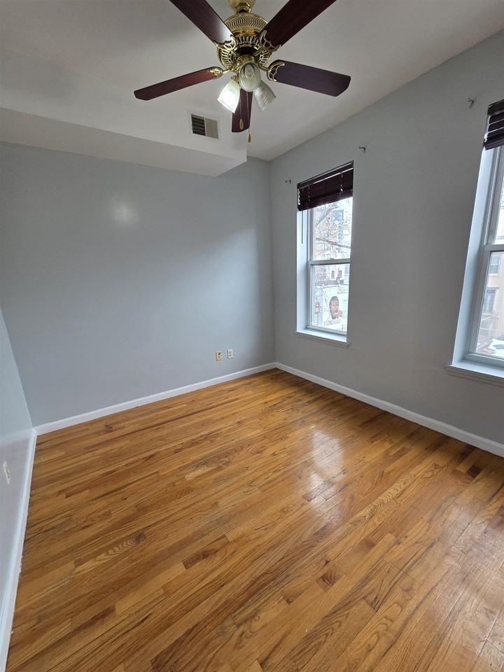693 Bergen Ave #2 - Photo 5 of 9