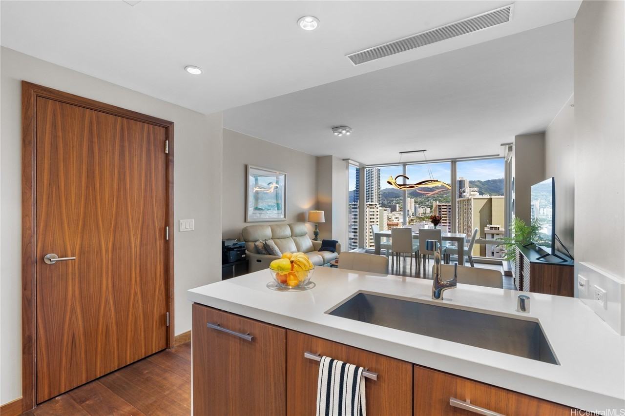 1555 Kapiolani Blvd Apt 1612 - Photo 5 of 16