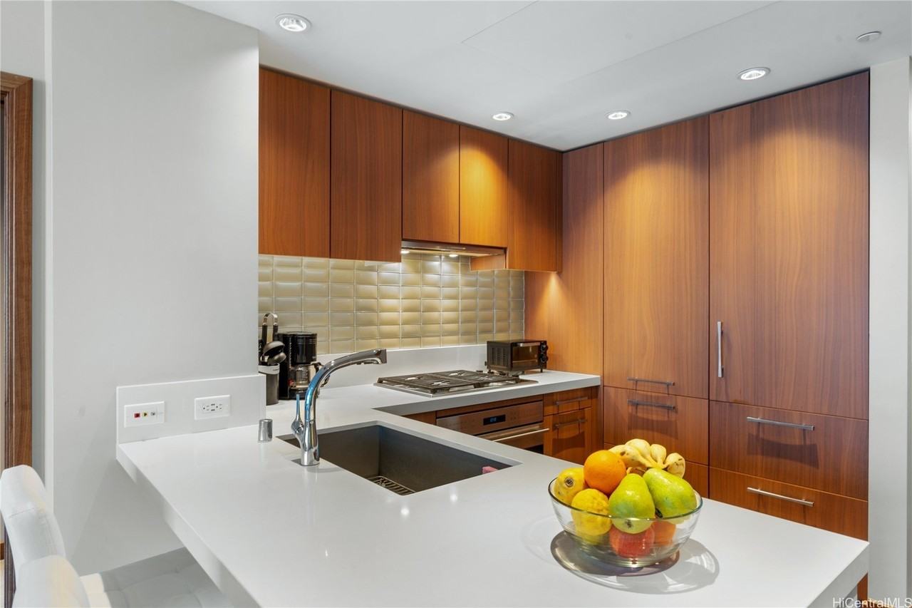 1555 Kapiolani Blvd Apt 1612 - Photo 6 of 16