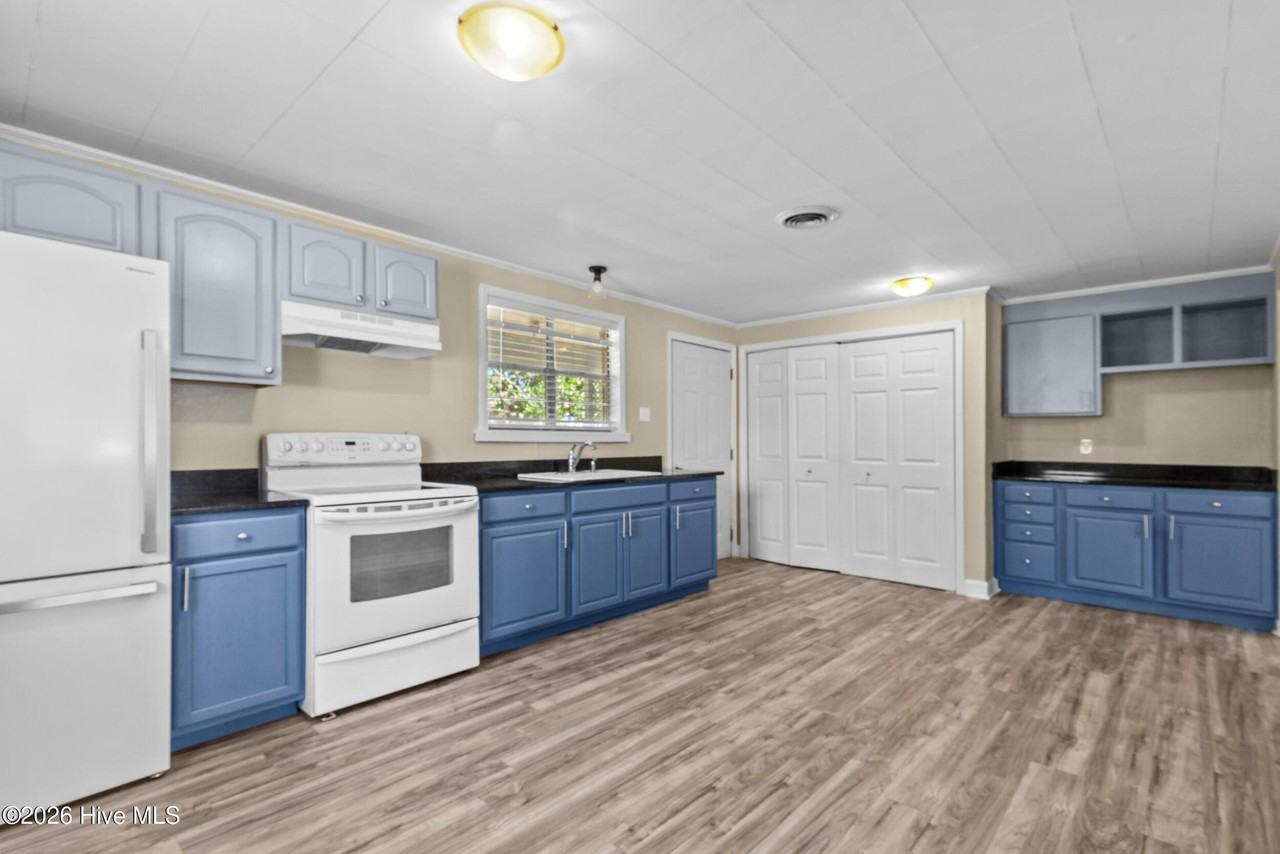 404 Pine St - Photo 4 of 26