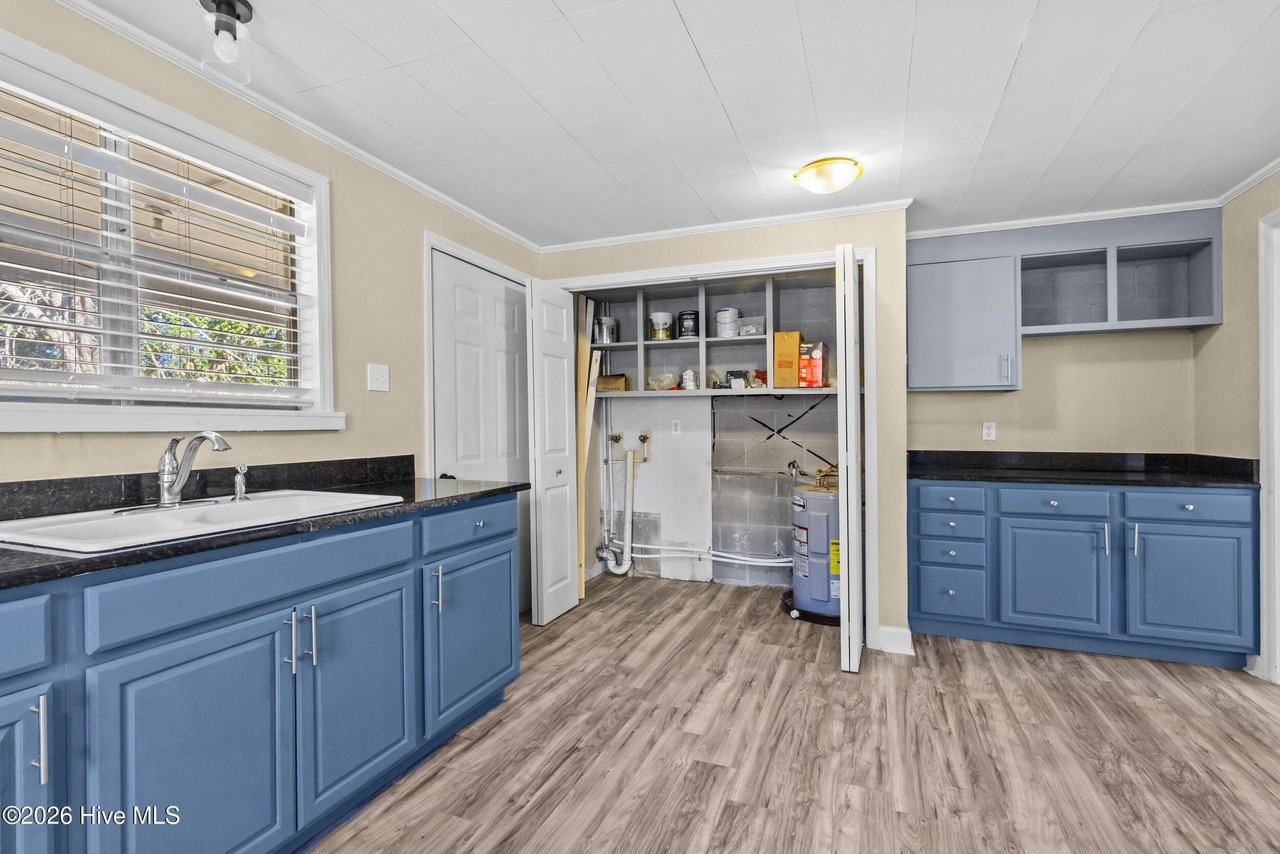 404 Pine St - Photo 7 of 26