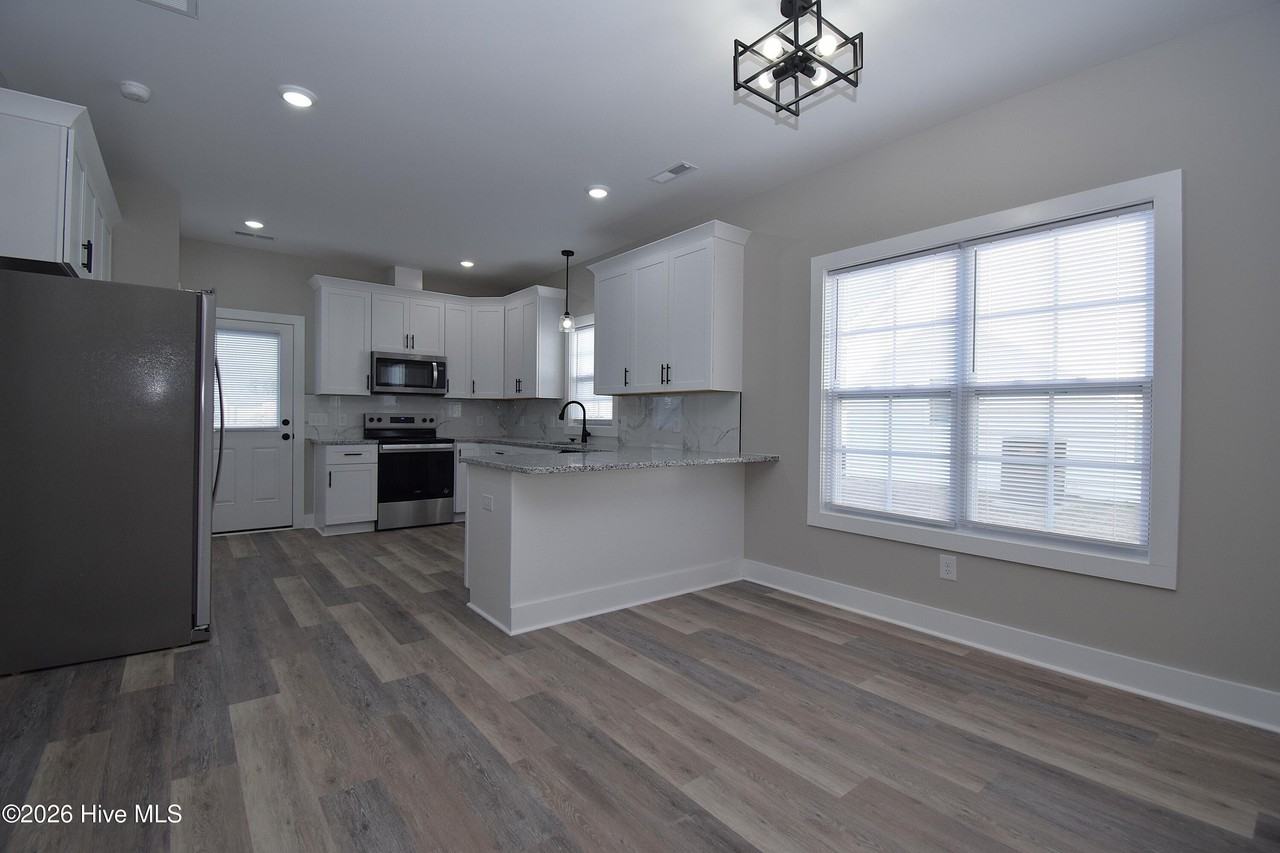 704 Abigail Taylor Dr Unit B - Photo 4 of 16