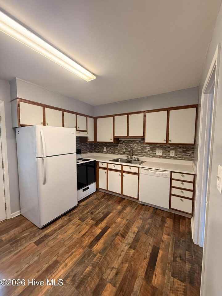 3320 Bridges St Apt 14 - Photo 5 of 12