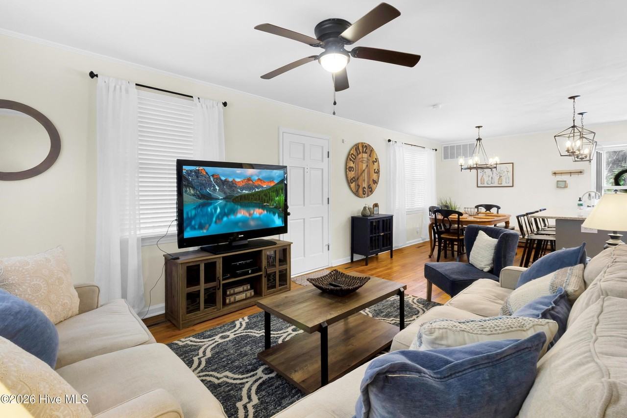 604 9th St - Photo 4 of 28