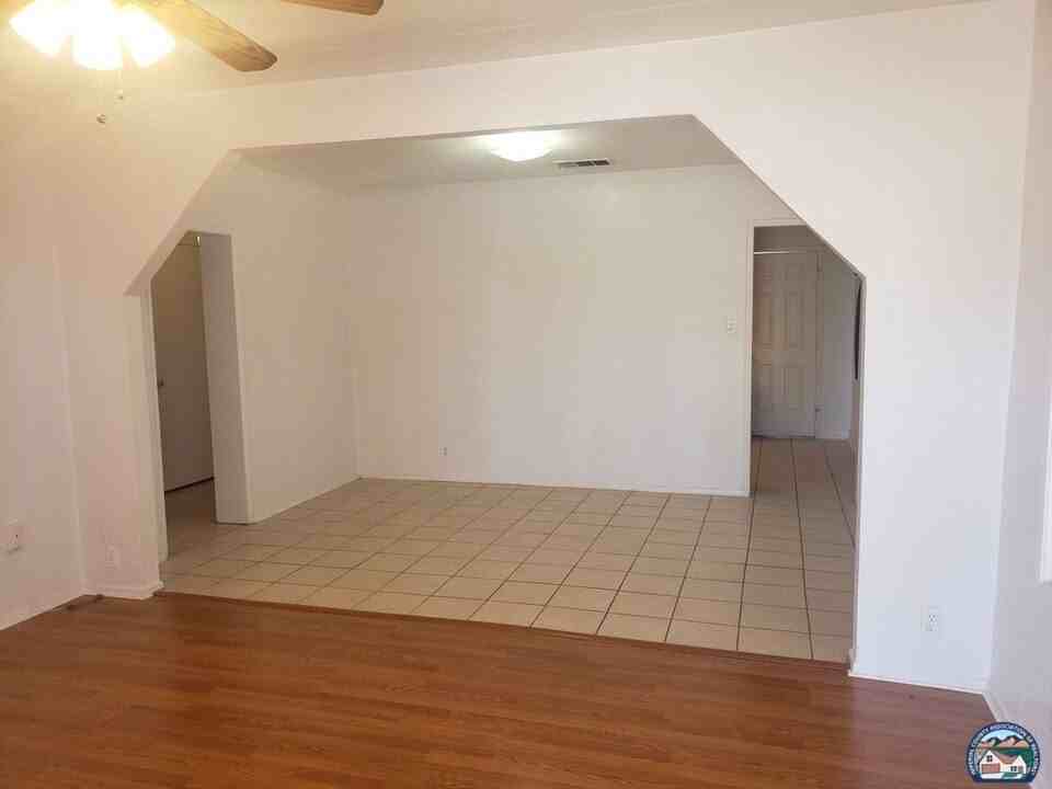 658 S Cesar Chavez St - Photo 4 of 14