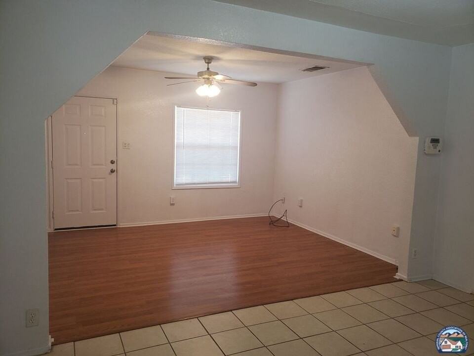 658 S Cesar Chavez St - Photo 5 of 14