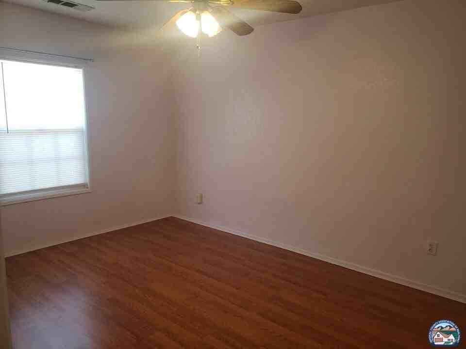 658 S Cesar Chavez St - Photo 6 of 14