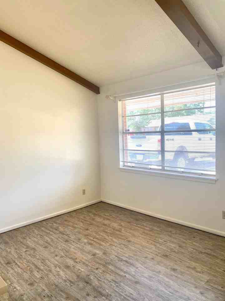 5423 45th St - Photo 4 of 15