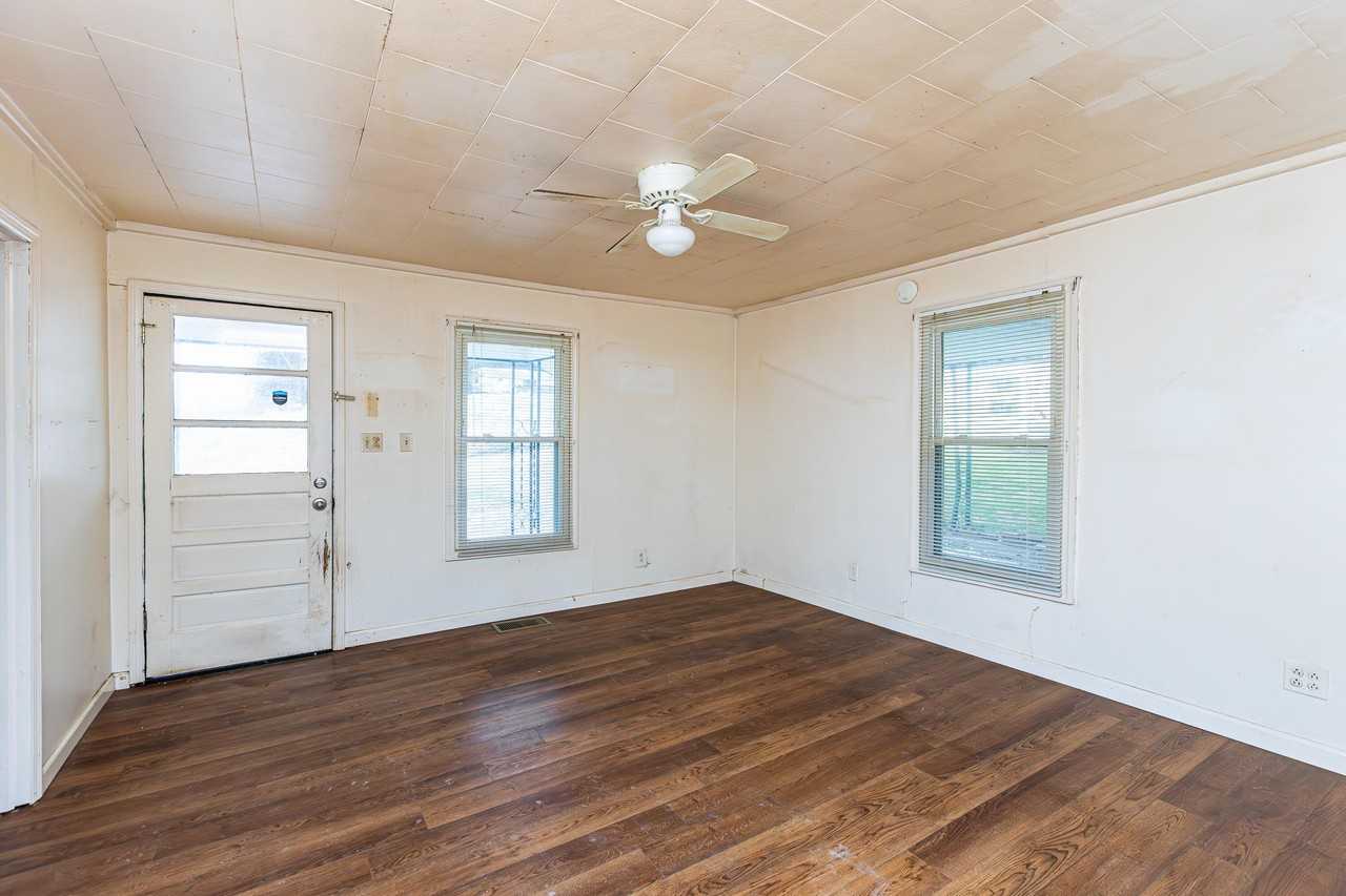 212 Montgomery Ave - Photo 4 of 20