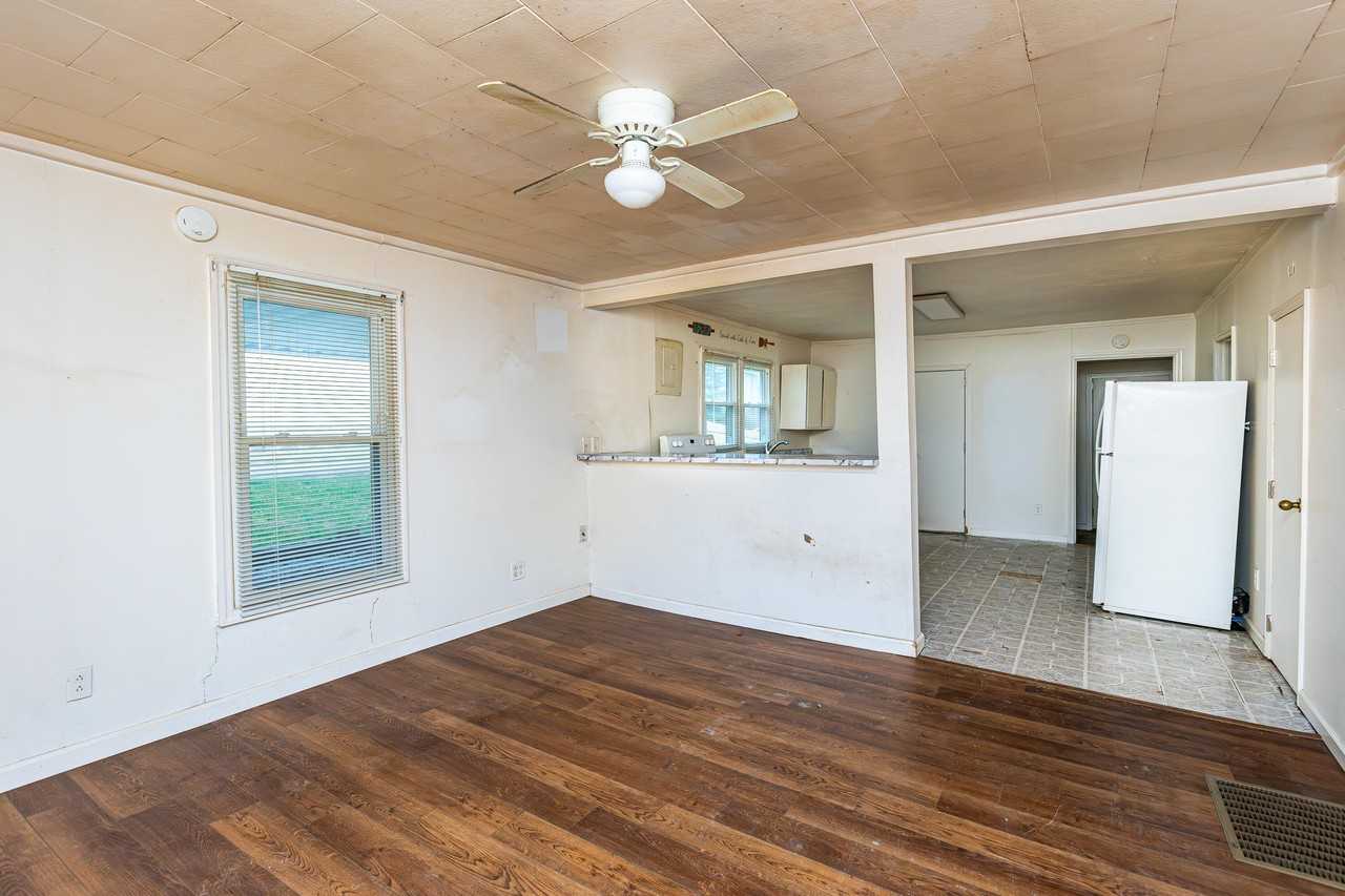 212 Montgomery Ave - Photo 5 of 20