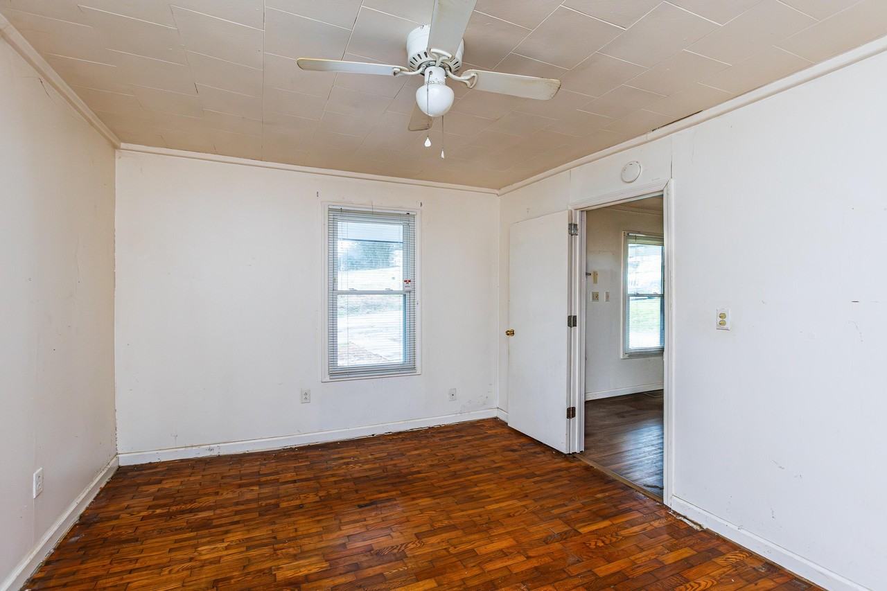 212 Montgomery Ave - Photo 7 of 20