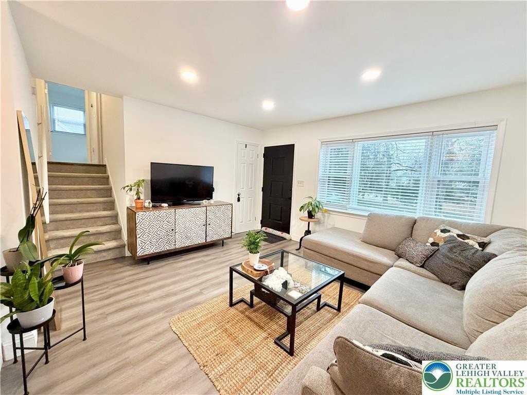 1114 Whitehall Ave - Photo 4 of 33