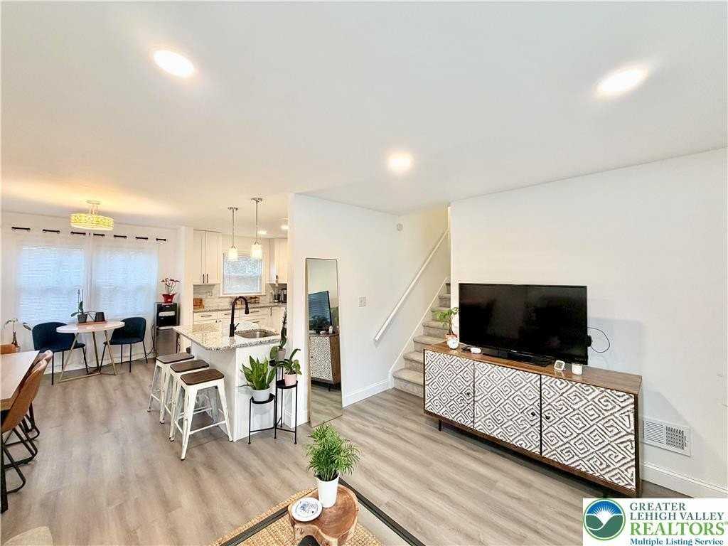 1114 Whitehall Ave - Photo 5 of 33