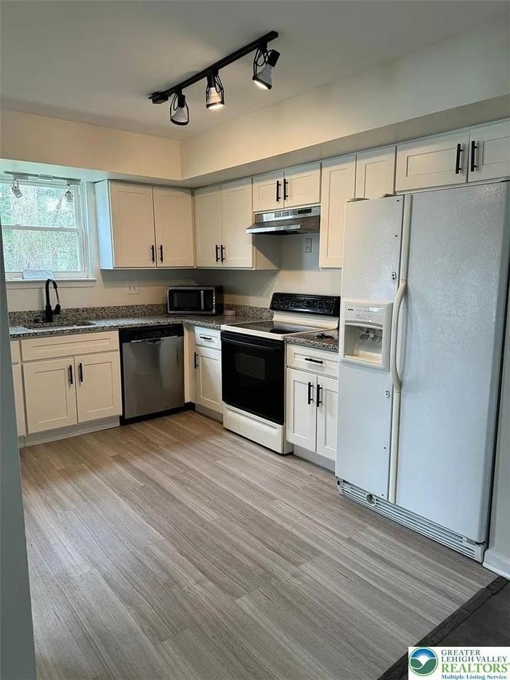 205 Willow St - Photo 4 of 21