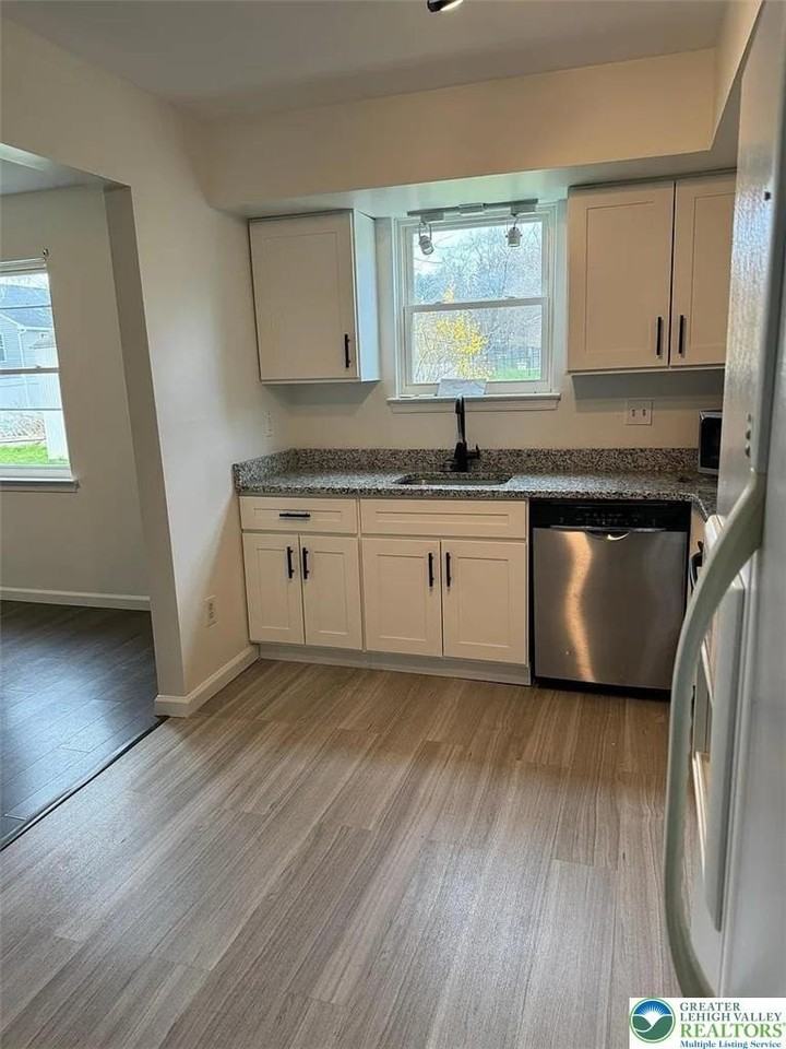 205 Willow St - Photo 6 of 21