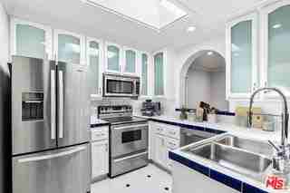 916 N Alfred St #6 - Photo 2 of 8