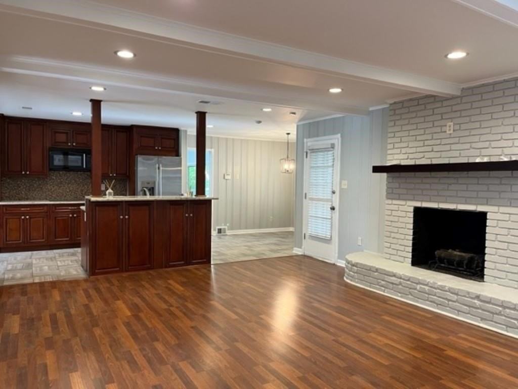 1379 Lancaster Dr - Photo 2 of 26