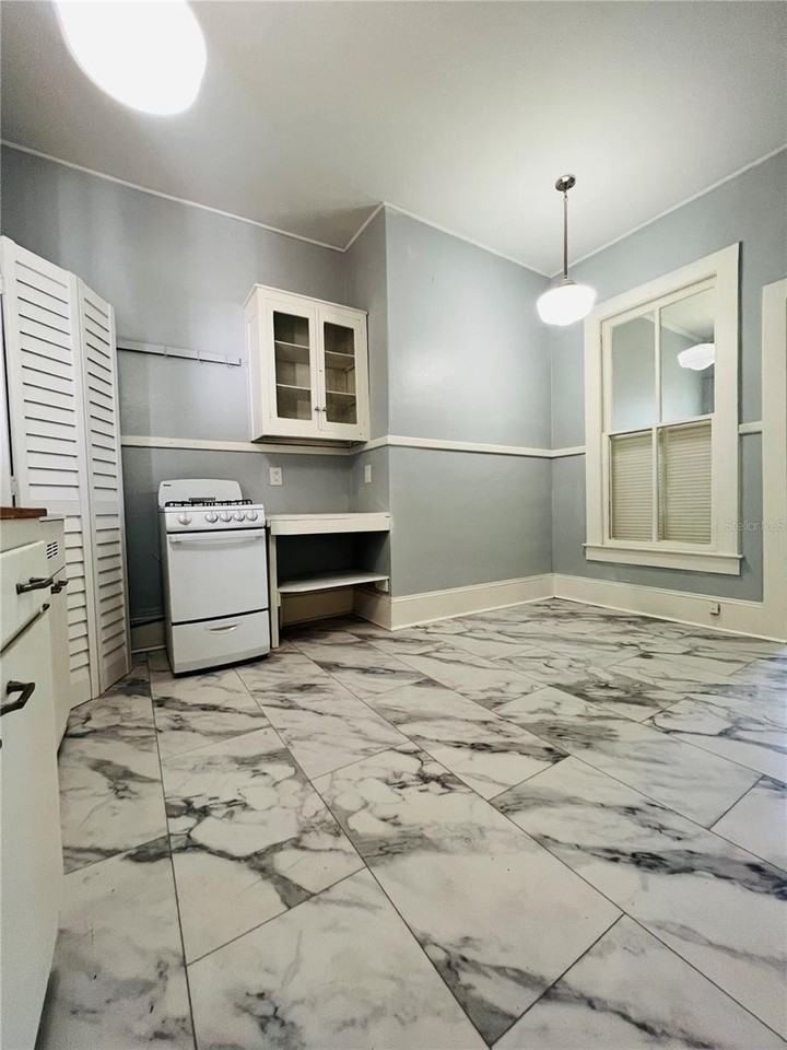 414 Ne 5th Ave #2 - Photo 4 of 9