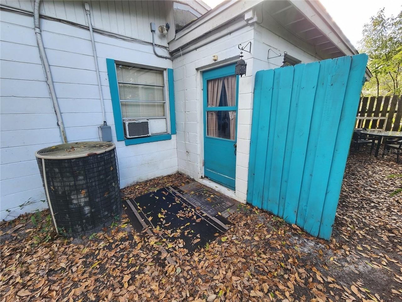 1030 Ne 9th St #C - Photo 2 of 24