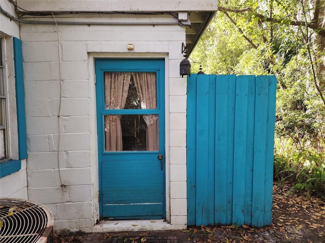 1030 Ne 9th St #C - Photo 4 of 24