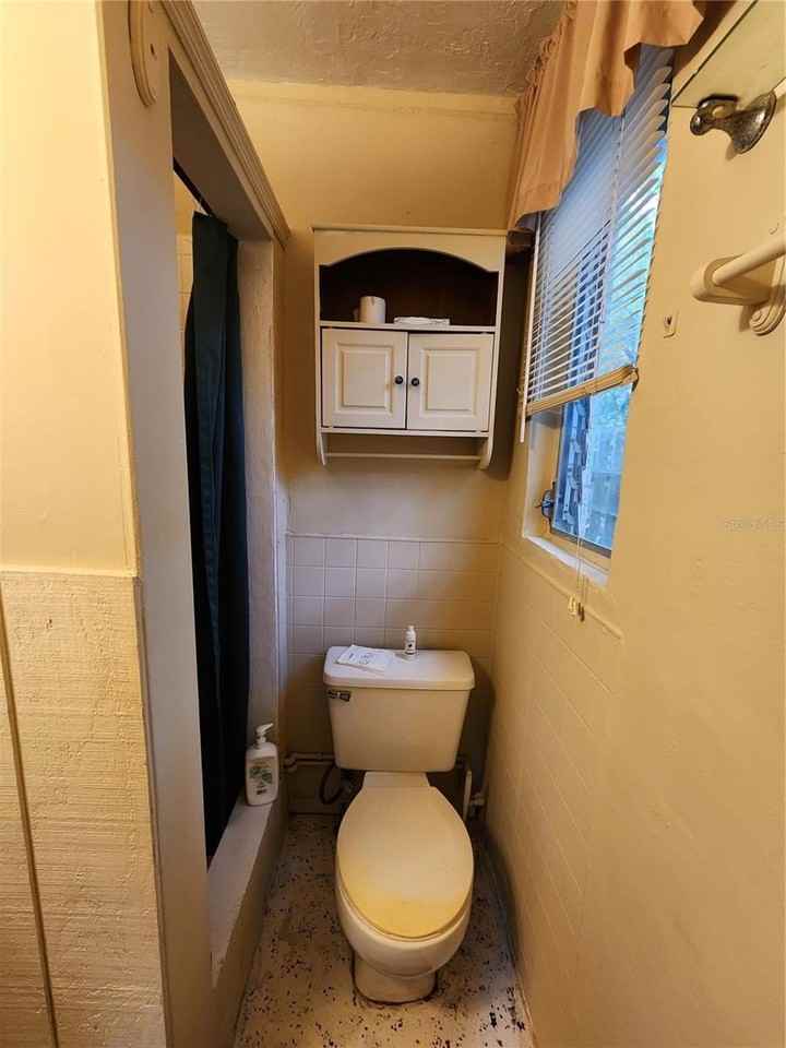 1030 Ne 9th St #C - Photo 5 of 6