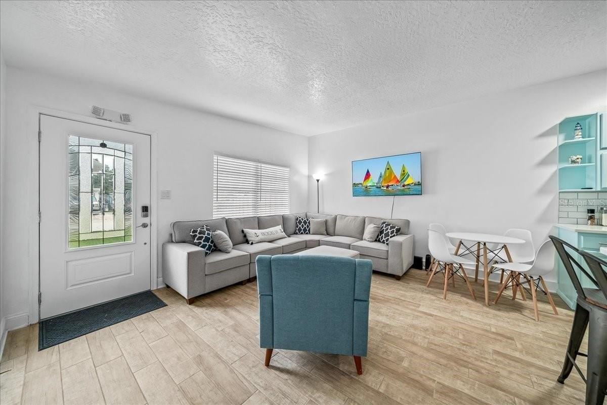 215 Jefferson Ave - Photo 5 of 30