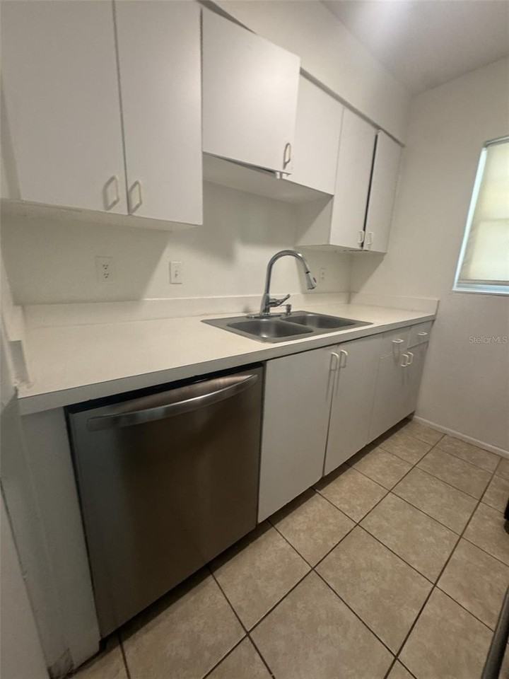 828 Sky Lake Cir #D - Photo 2 of 11