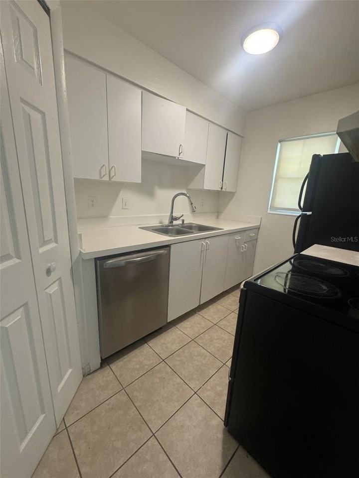 828 Sky Lake Cir #D - Photo 5 of 11