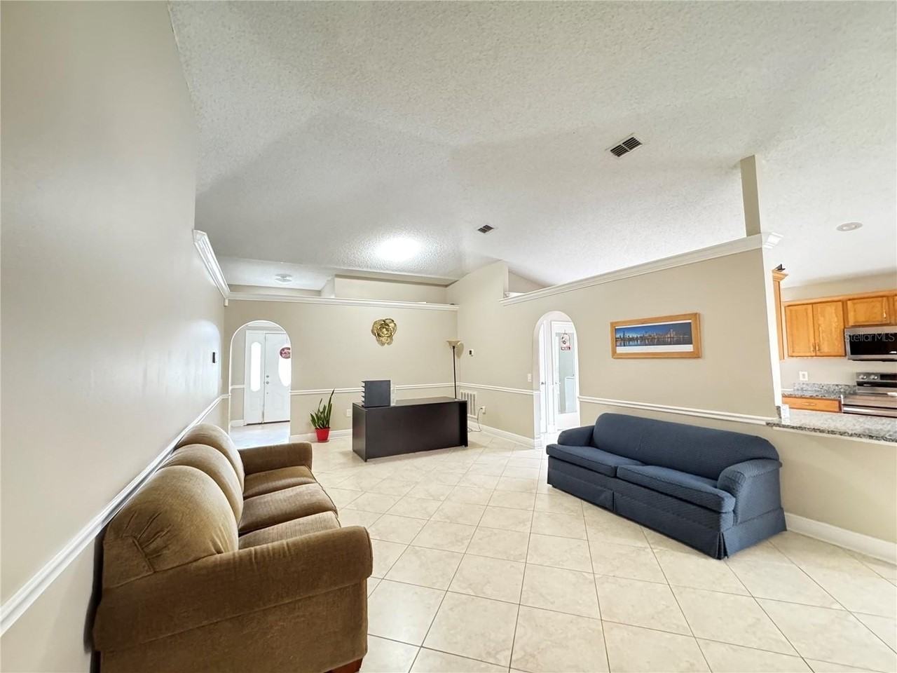 220 Milford St - Photo 4 of 24