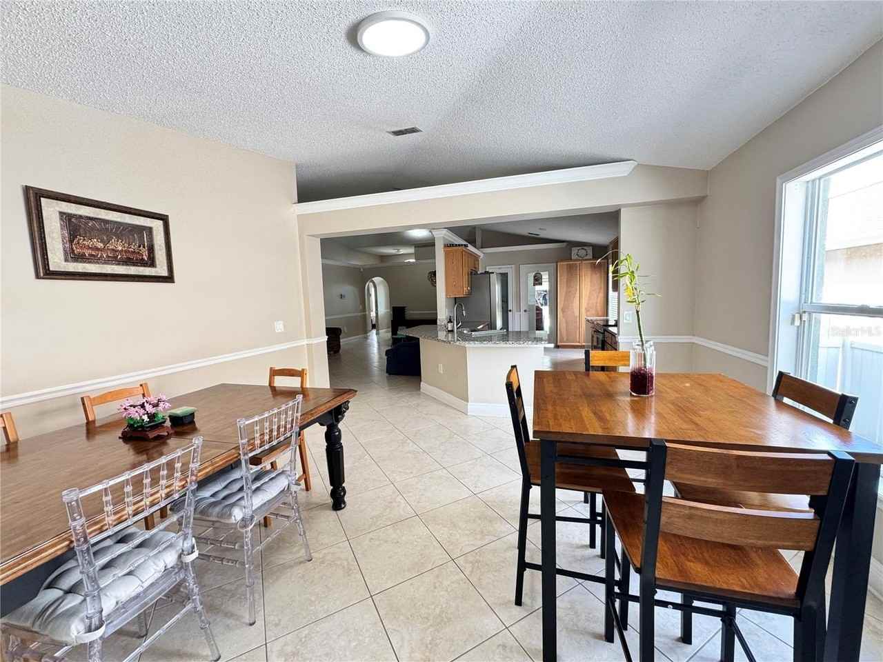 220 Milford St - Photo 6 of 24