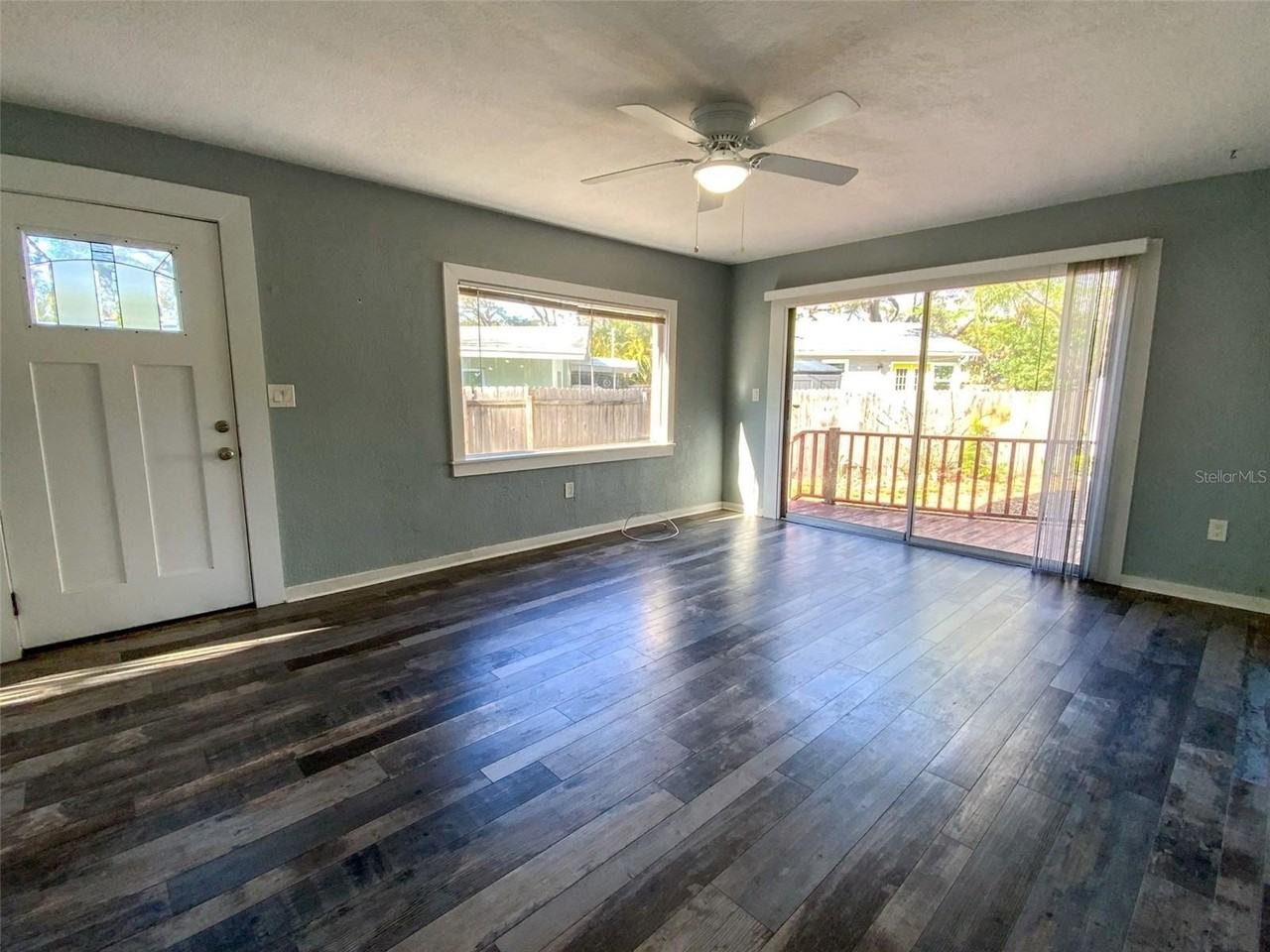 719 Bay St - Photo 3 of 25