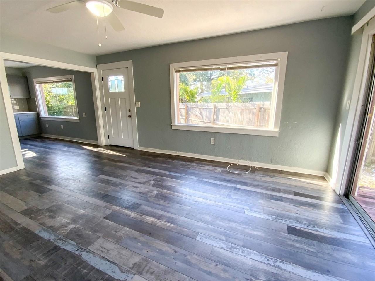 719 Bay St - Photo 4 of 25