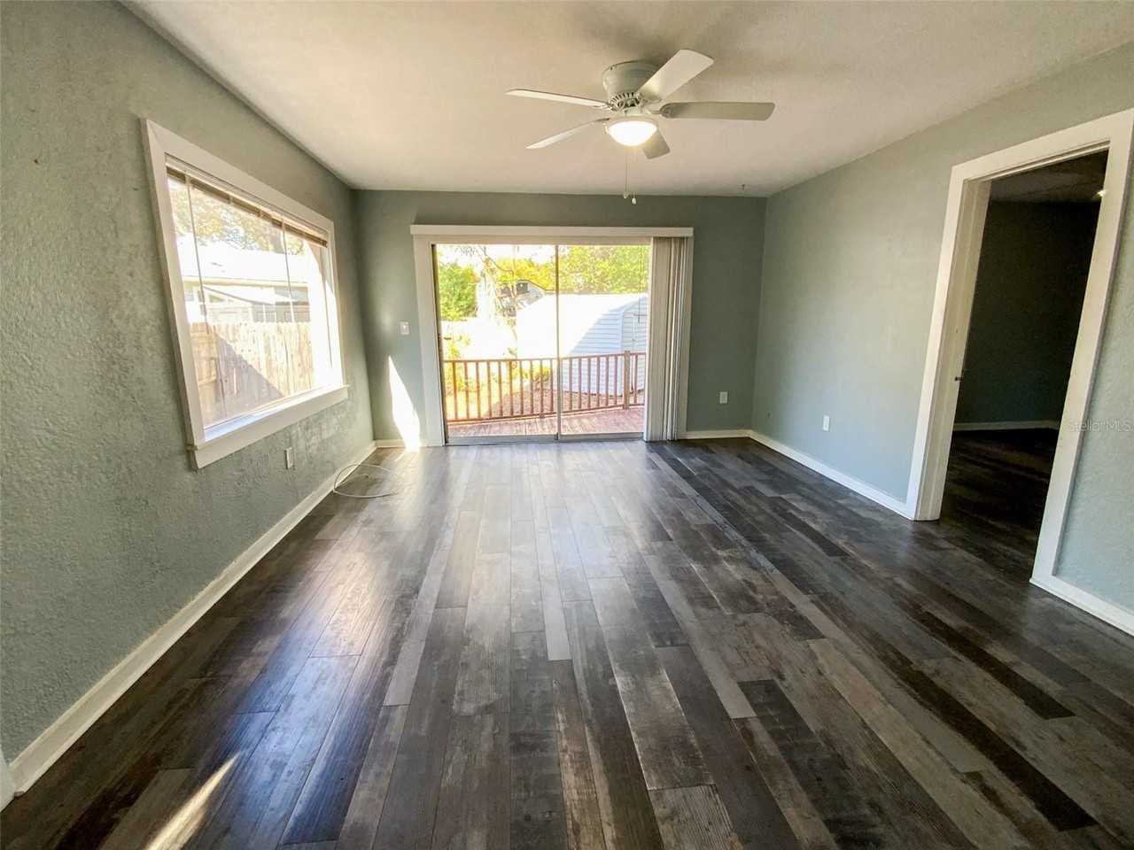 719 Bay St - Photo 5 of 25