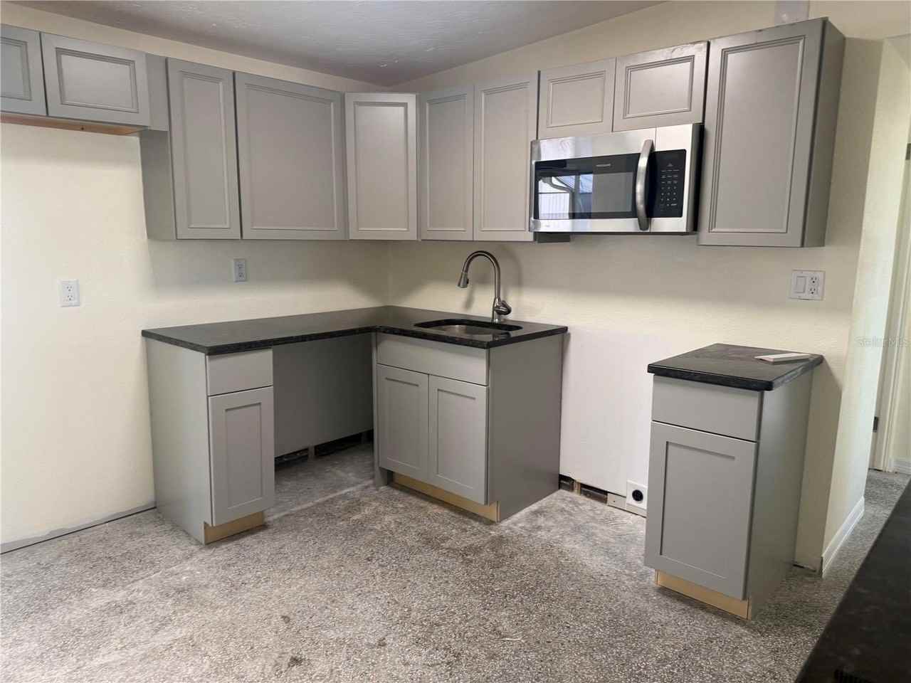 13308 Carol Dr - Photo 3 of 11