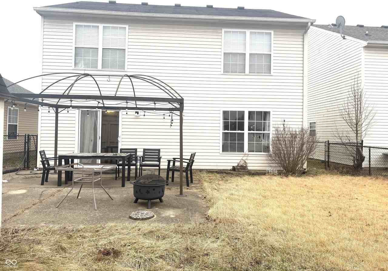 8127 Maple Stream Blvd - Photo 4 of 31