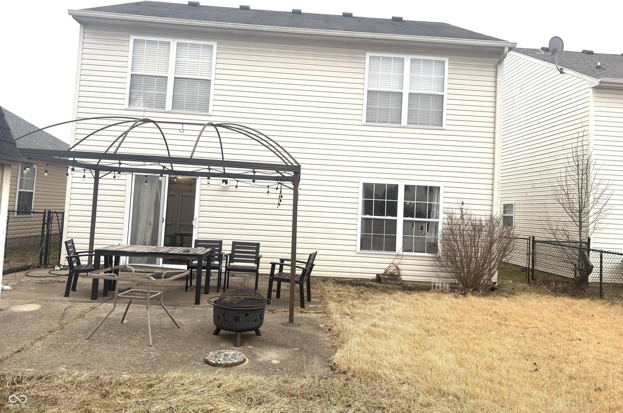 8127 Maple Stream Blvd - Photo 5 of 31