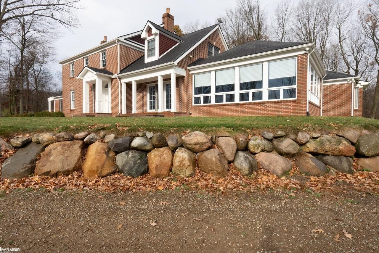 2401 E Brocker Rd - Photo 2 of 26