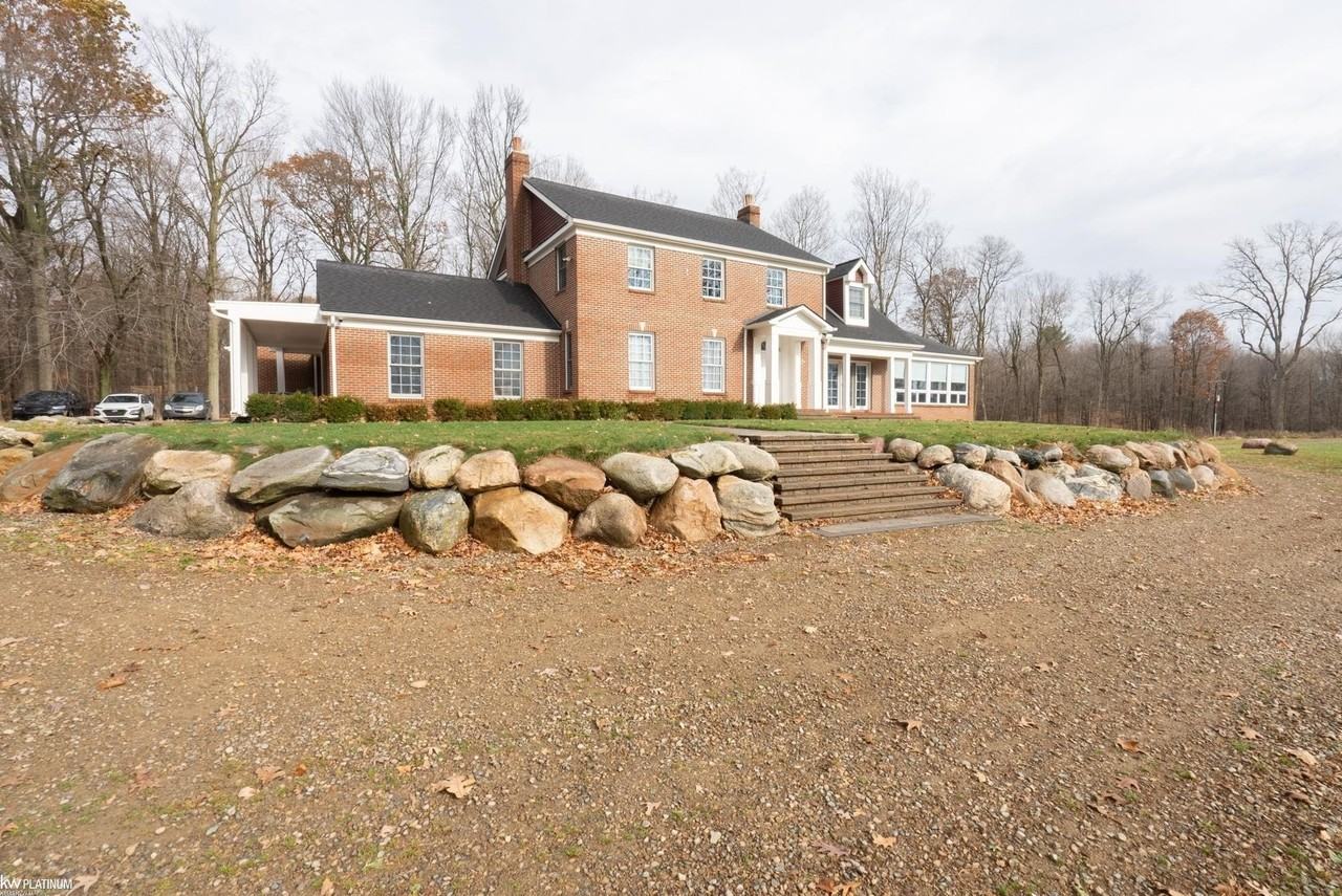 2401 E Brocker Rd - Photo 3 of 26