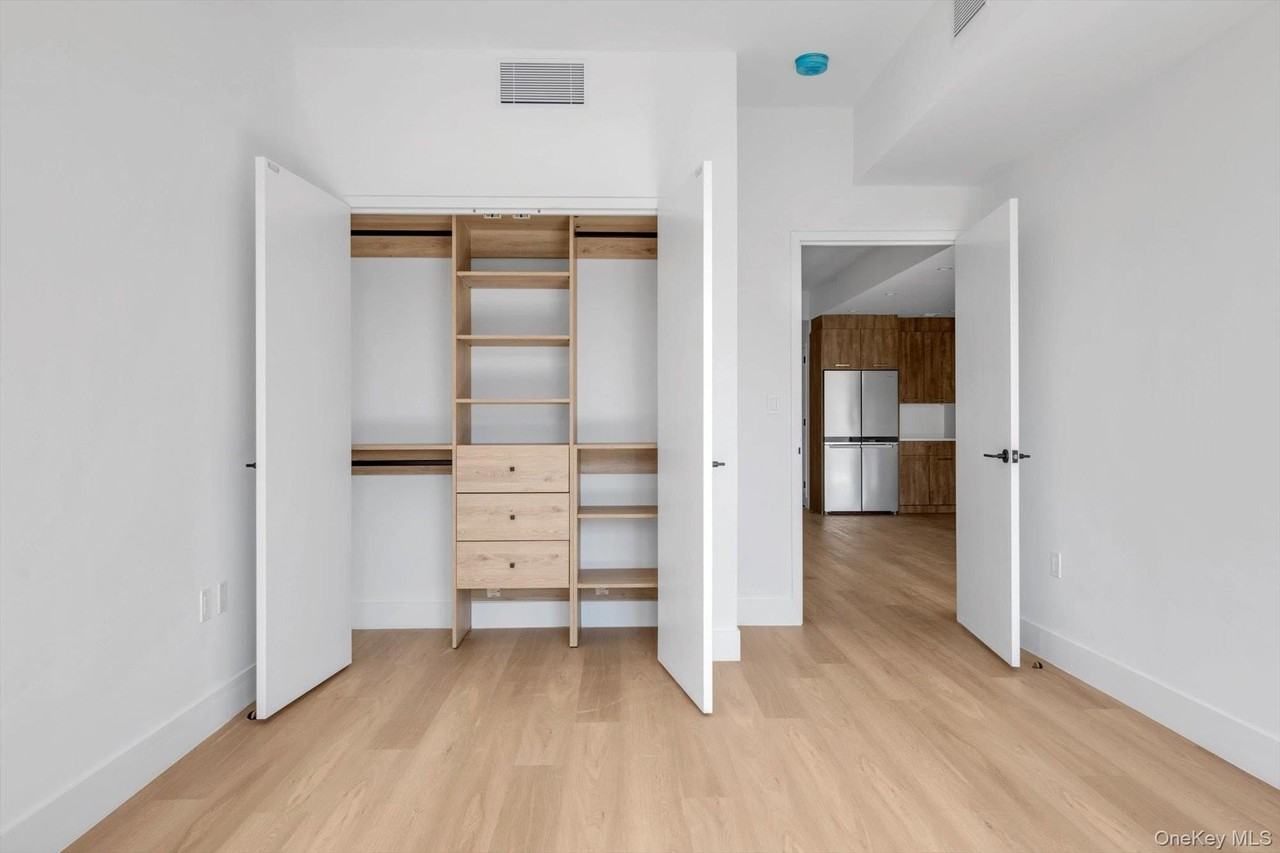 108 Middle Neck Rd - Photo 4 of 9