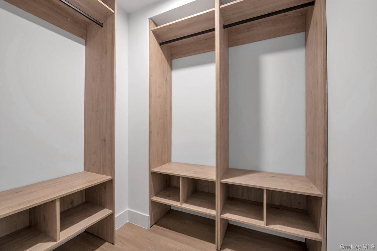 108 Middle Neck Rd - Photo 7 of 9